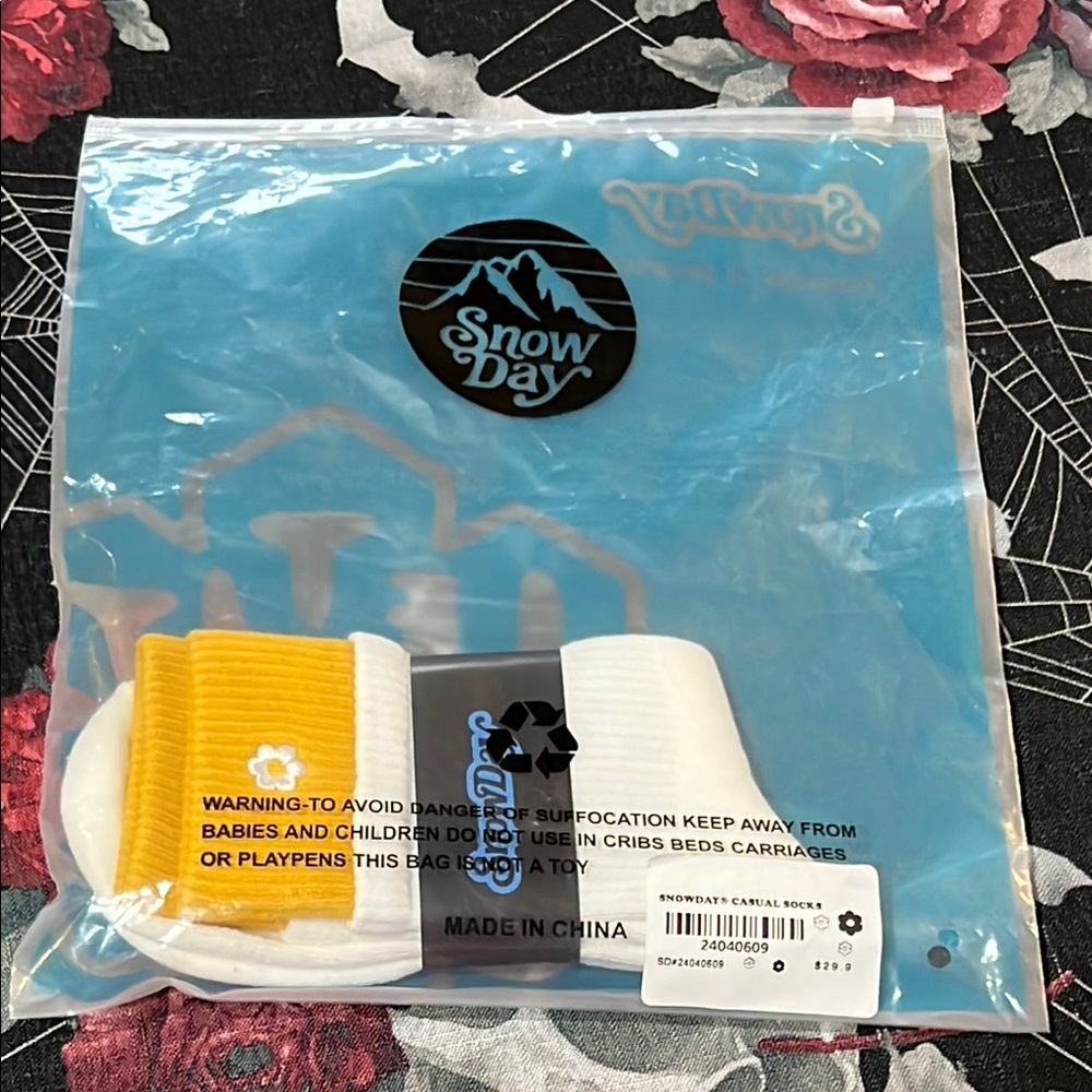 NWT SNOWDAY GOLD/WHITE CASUAL CREW SOCKS ONE SIZE